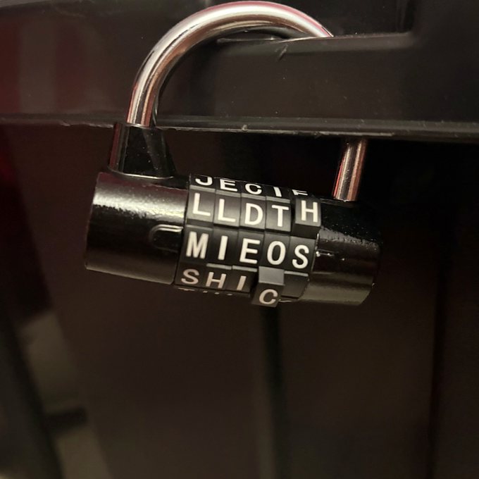 Cadenas gravé, indice d'énigme